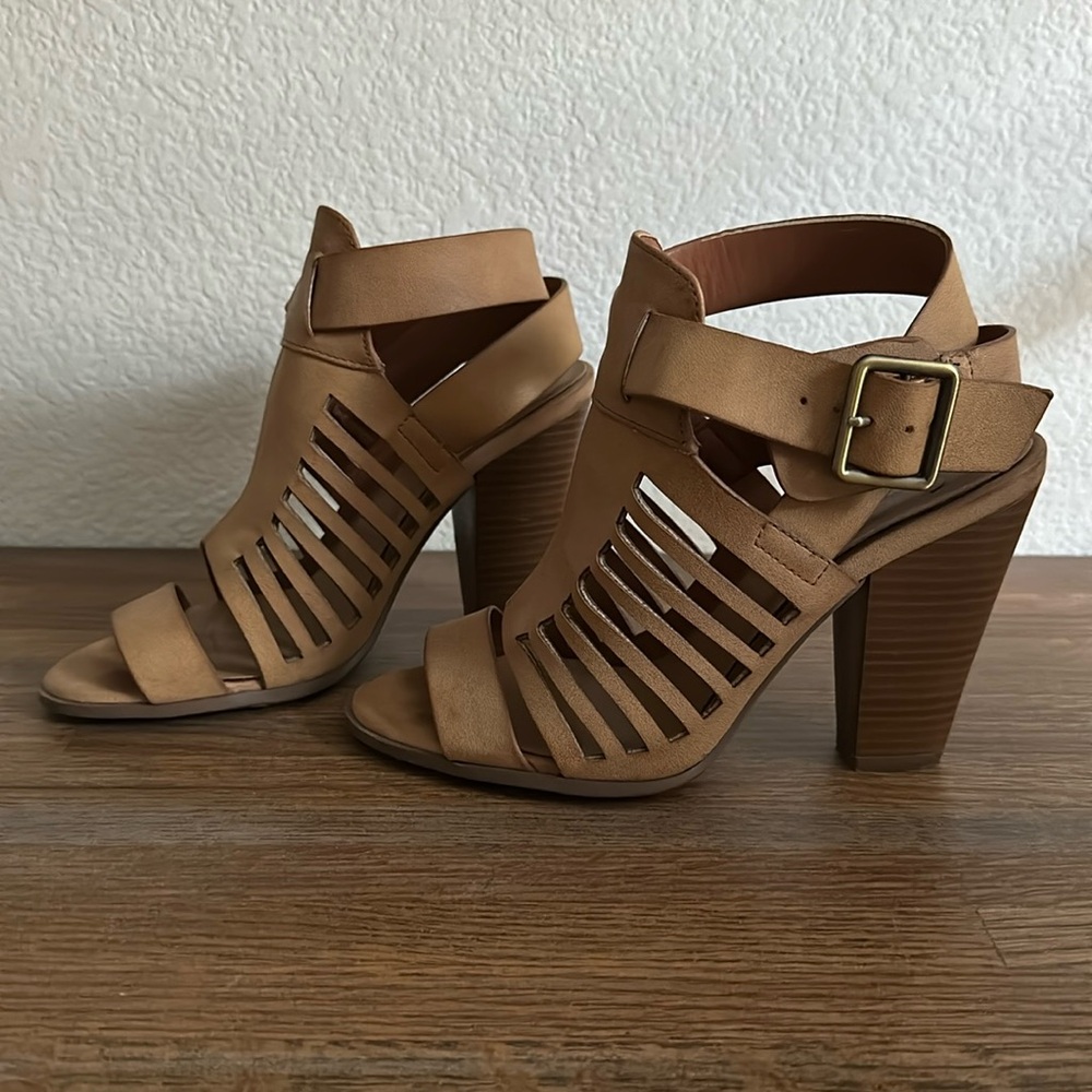 Cutout stacked heel. Color: Tan. Size 5.5